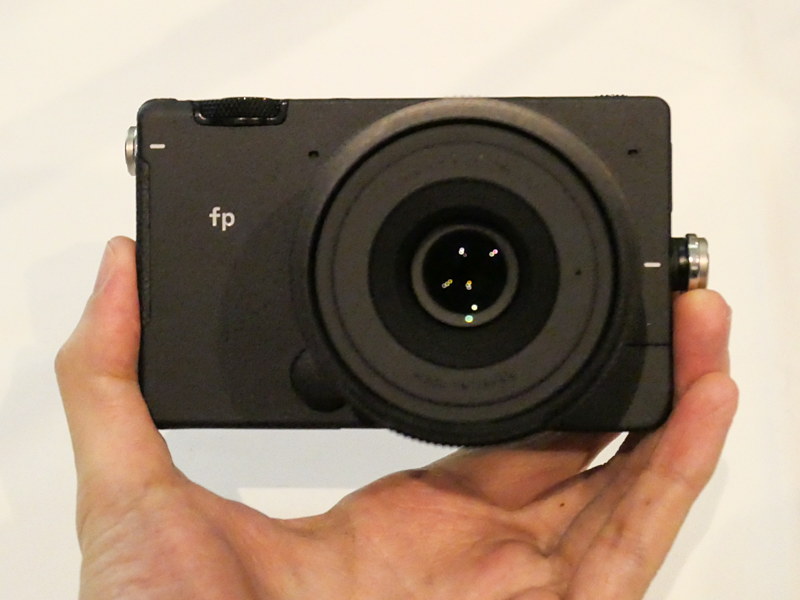 装着レンズは同時発表の45mm F2.8 DG DN | C。