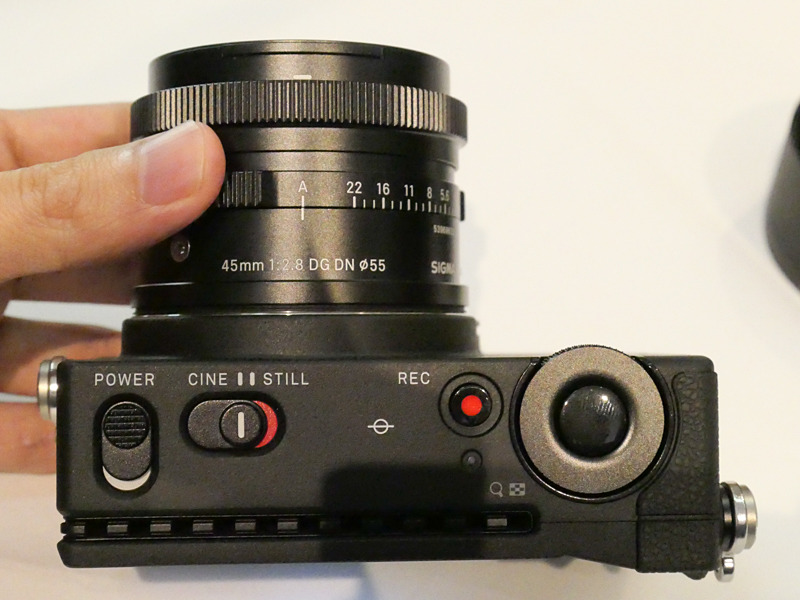 本体上面。静止画/動画の切り替えスイッチがある。