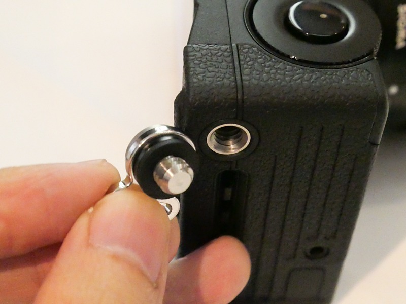 ストラップ環を外すと三脚ネジになっており、ここに外付けグリップを取り付けるなど、外部アクセサリーとの組み合わせに使える。