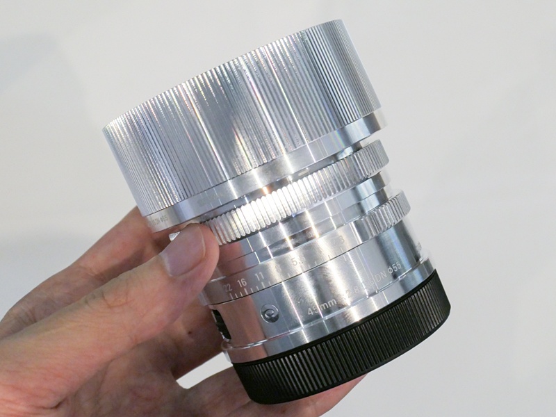 素材本来の質感が見えるモックアップ。金属外装は化粧用の薄板でなくしっかり肉厚を持たせており、絞りリングを強く握っても感触が変化しないという。