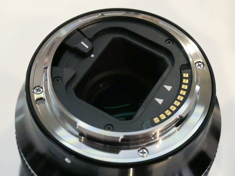 レンズ後部のフィルターホルダー。脱落防止のロック機構も備わる。