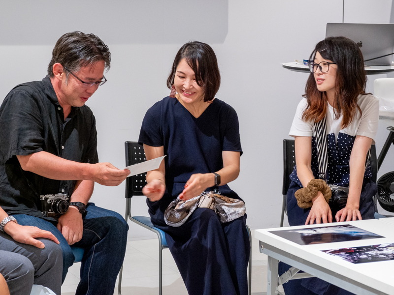 ナビゲートを務めた中藤毅彦さん、大門美奈さん、コムロミホさん（左から）。