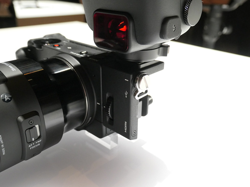 fp本体側面に別売のホットシューユニットを取り付け、その上にクリップオンストロボを装着。