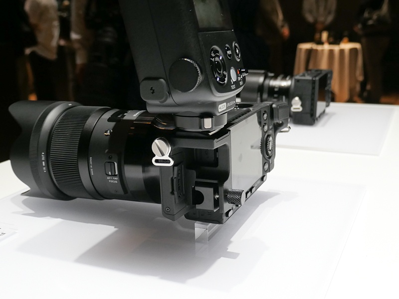 背面から見たところ。HDMIケーブルの脱落防止機構も備えている。