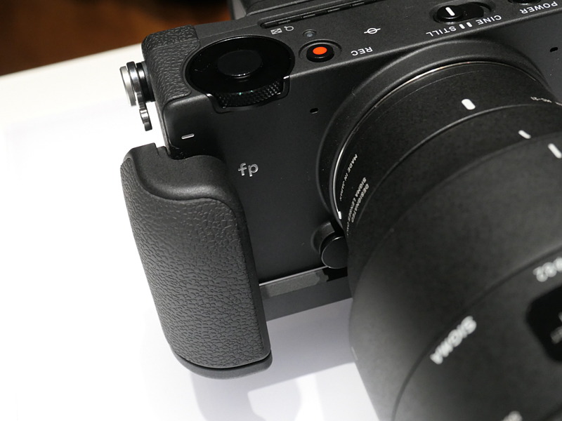 ハンドグリップ（大）。こちらは底部に取り付けるタイプ。大きめのレンズに合う。