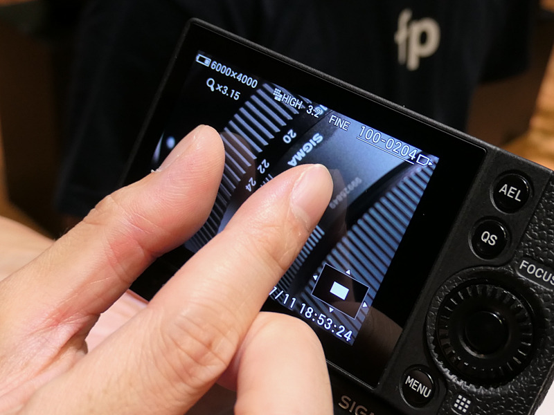 再生画面ではピンチイン/ピンチアウト可能。