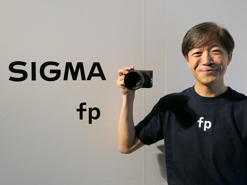 山木社長のフォトセッション用に設置された背景ボードには、しっかりと「fp」のロゴ。レンズ発表後の"One More Thing..."と言いつつ、最初から主役はfpと決まっていたわけだ。