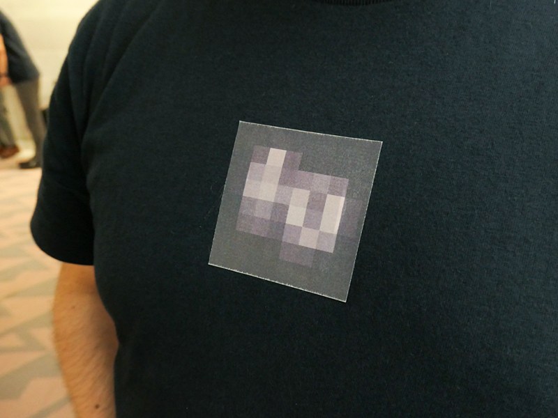 発表会開始前にシグマスタッフがお揃いで着ていたTシャツ。dpのロゴっぽいような、何らかの画素配列のような、不思議なモザイク模様が気になった。