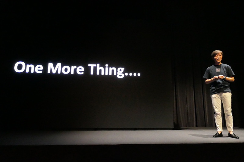 かつてのアップル風な演出に「一度やってみたかったんですよ」と照れ笑いの山木社長。