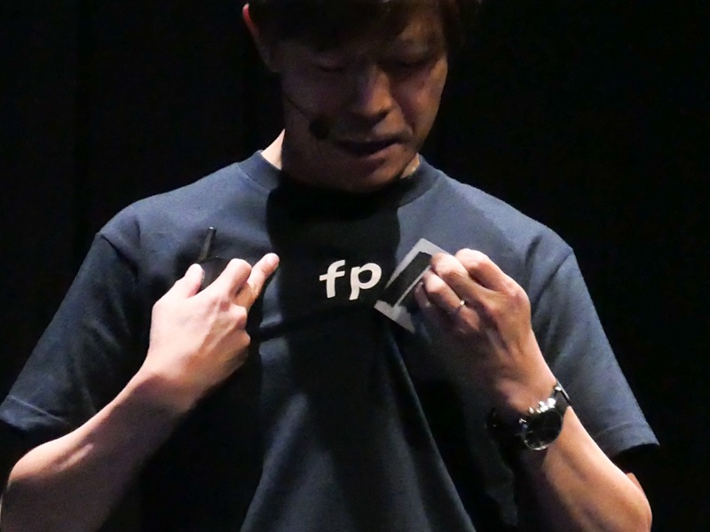 壇上でfpを発表後、そのモザイク模様のシールを剥がして「fp」のロゴを見せる山木社長。