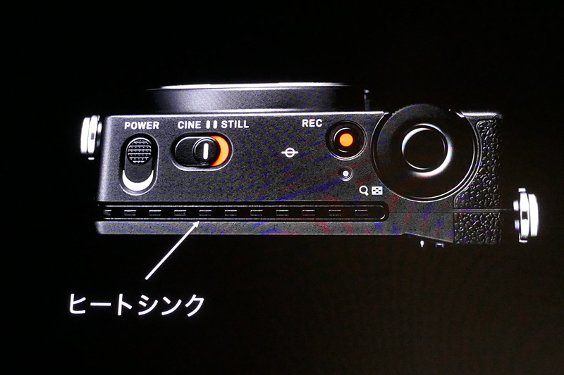 本体背面部分にヒートシンクが備わる。4K動画を長時間撮影するための装備。fp本体のバッテリー容量にはあまり期待できないが、別売のDCコネクターを使ってAC電源やVマウントバッテリープレートなどから給電できる。