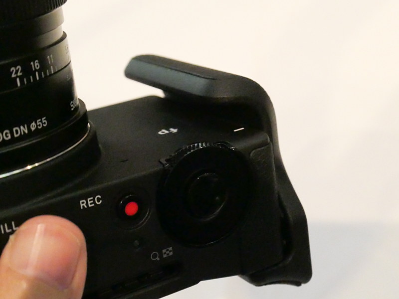 ハンドグリップ。ボディ側面のストラップ環を外すと現れる三脚ネジ穴に取り付ける。