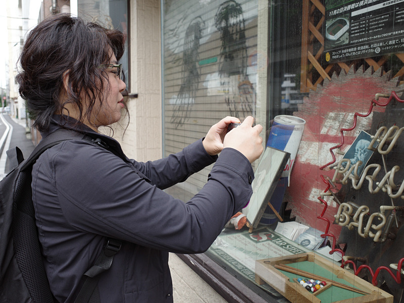 モノクロにしたくなるところを、青みの演出で渋く仕上げる。