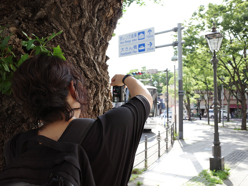 こばやしさんは、ゆっくり観察しながら歩くタイプ。被写体を見つけると、アングルやフレーミングを構築しながら撮っていく。