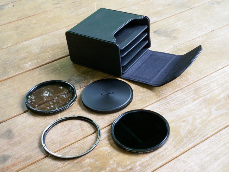 Kenko ワンタッチ着脱フィルターキット。バヨネット式レンズアダプター、C-PLフィルター、ND16フィルター、レンズアダプター用キャップがセットになっている。