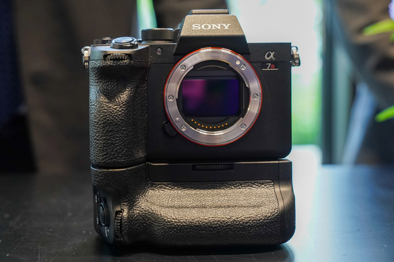 縦位置グリップVG-C4EM（9月6日発売）を装着した状態のα7R IV。