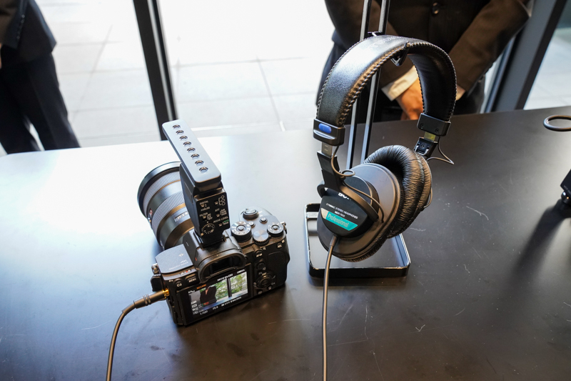 カメラにヘッドホンを接続することでモニタリング収録も可能だ。