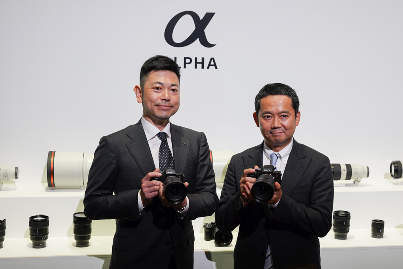 左から大島正昭氏、小笠原啓克氏。新しく発表されたα7R IVを手に。