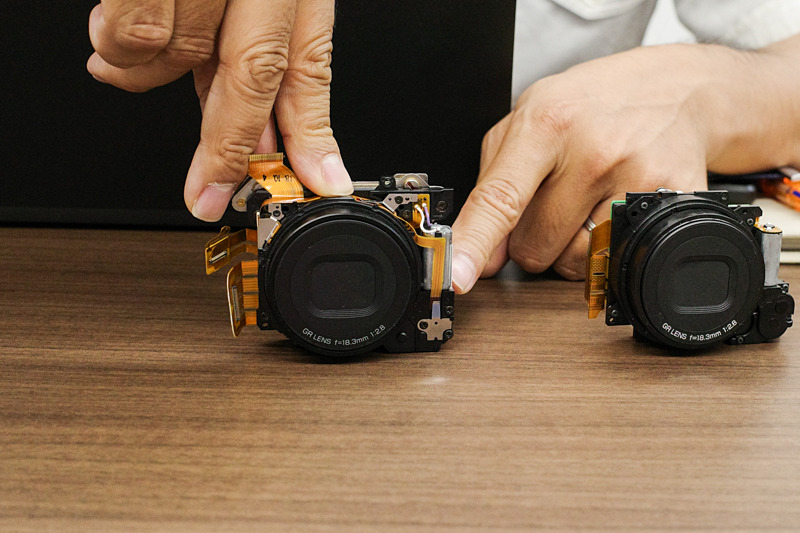 内蔵フラッシュを取り除いたスペースに大きなモーターを入れ、起動時間を短縮。右はGR IIのレンズユニット