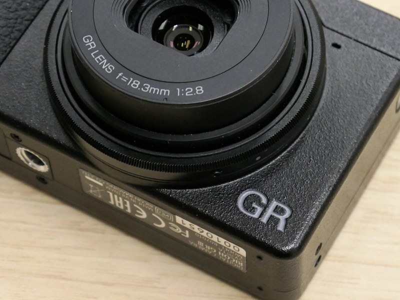 接写時の映り込みに配慮し、レンズ銘板と「GR」の彫り込み文字をワントーン落とした。