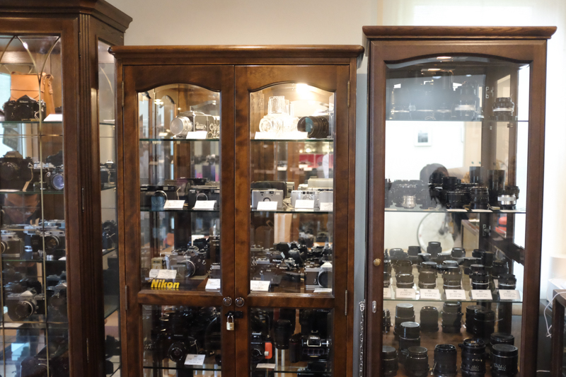 店内の様子。クラシックカメラだけでなく一部デジタルカメラの取り扱いもある。左下にはデジタル時代のミノルタ製品が。