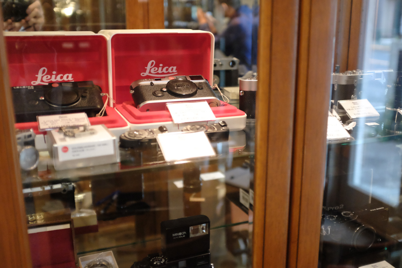 ライカM6。こちらはケースつきの状態で陳列。整備済みのもので、実は売りたくない（笑）というコメントも。