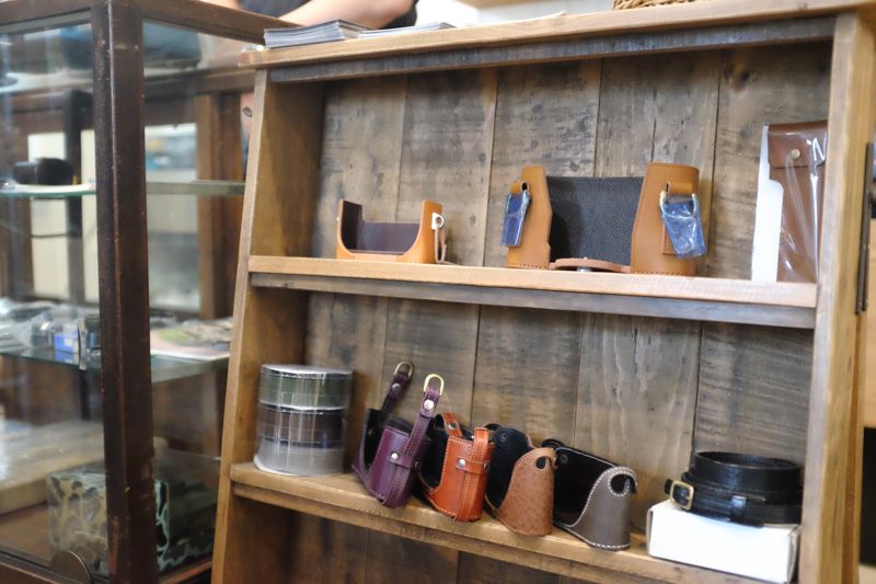 木野さん制作のレザーアイテムがならぶ。