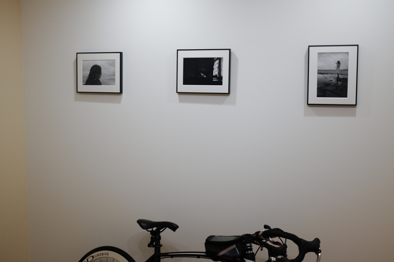 ギャラリーの一角。白壁にかけられているのは、バルナックライカで撮影した作品とのことだ。