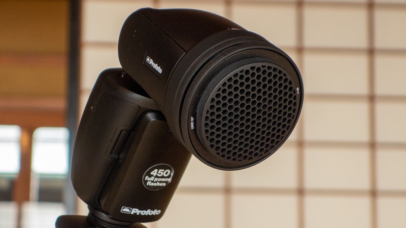 発光部前面にグリッドを取り付けた状態のProfoto A1X。