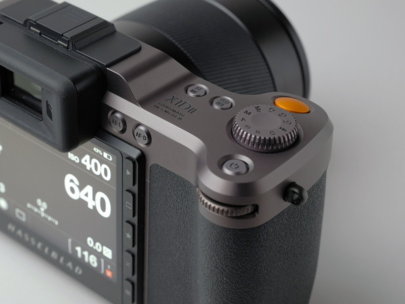 モードダイヤルはポップアップ式で、押下するとフラットになり誤操作を防いでくれる。X1D登場時にも思ったが、まるでジャガーXFのシフトセレクターのよう。