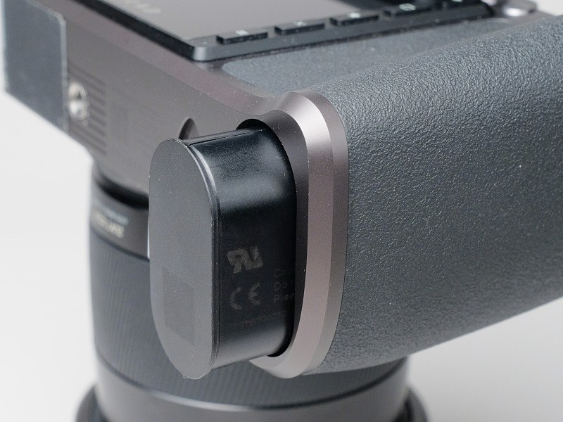 バッテリースロット。三脚ネジ穴まわりを見ると、クイックシューのプレートが大型であってもバッテリーの抜き差しの邪魔になることはなさそうだ。