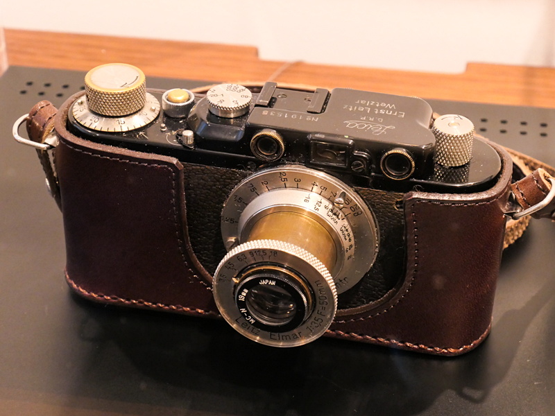 会場に展示されているライカDII。シリアル番号から1936年製だとわかる。エルマーのレンズ先端部で絞りを操作するのが楽しいという。革ケースはカメラ・ヒラノ製。