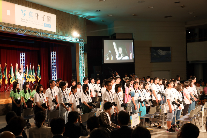 選手宣誓。代表は中越高等学校2年の大川真白さん（壇上）。