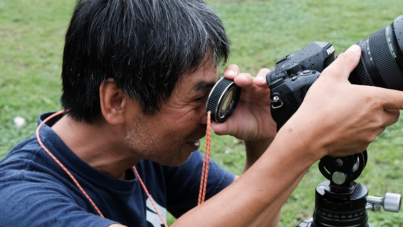 ピント合わせでは、背面モニターの拡大表示とルーペの併用が便利です。