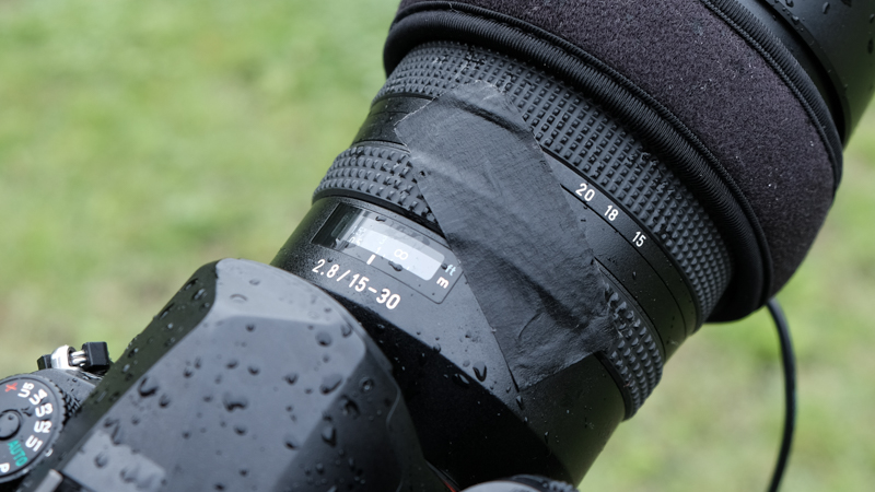 ピントリングとズームリングをテープで固定したところ。