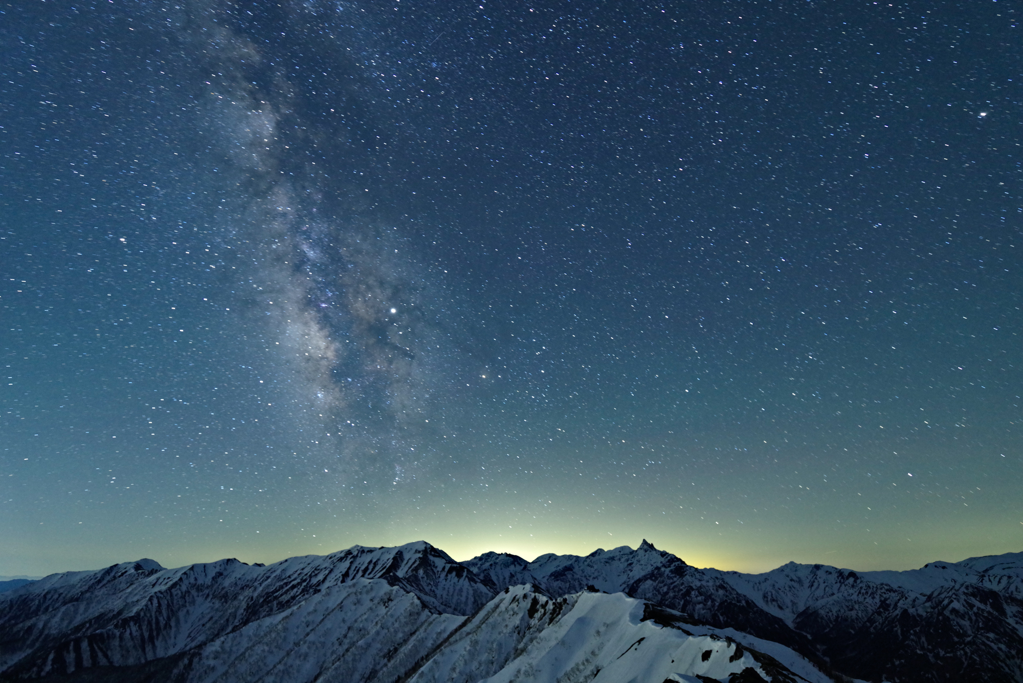 OFFにしたとき：地上風景は止まるが、星は流れている