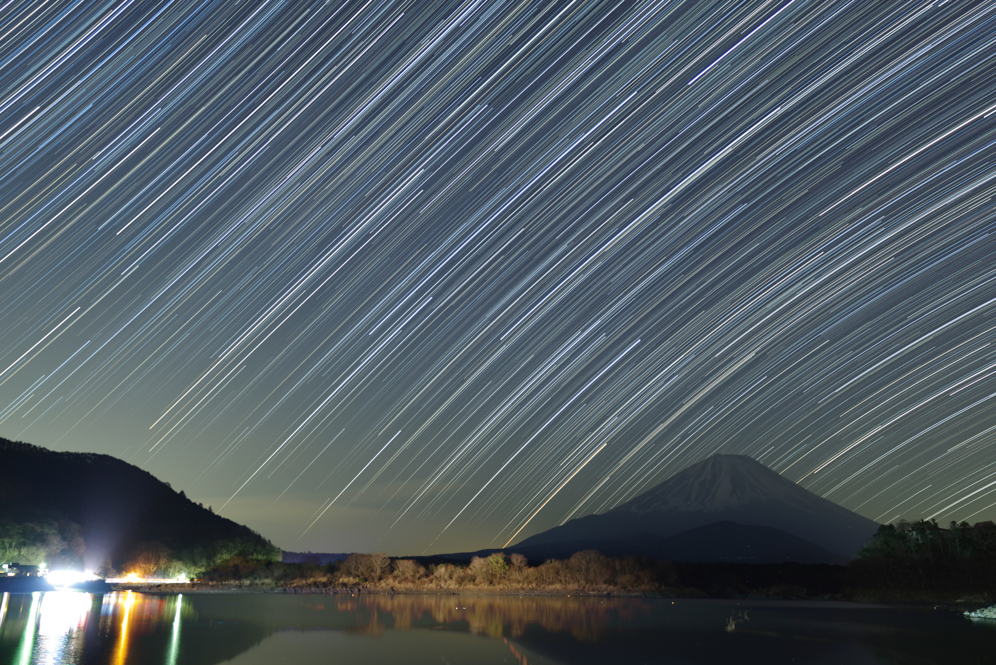 撮影：村田一朗、撮影地：精進湖、撮影時期：4月<br><span class="fnt-85">PENTAX K-1 Mark II / HD PENTAX-D FA 15-30mmF2.8ED SDM WR / 15mm / マニュアル露出（15秒、F2.8） / ISO 3200 / インターバル合成：15秒×333枚=1時間23分15秒</span>