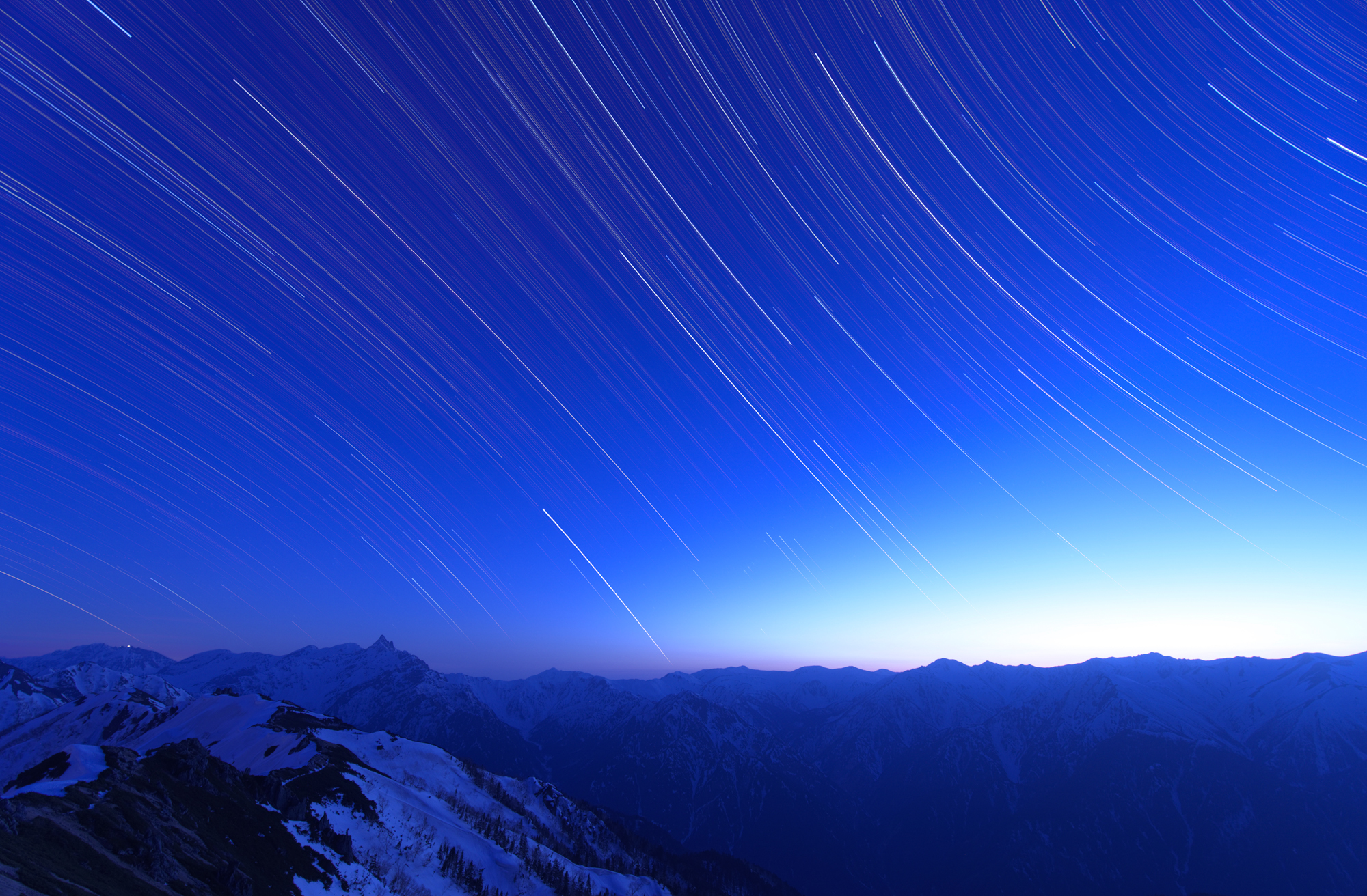 撮影：村田一朗、撮影地：燕岳、撮影時期：5月<br><span class="fnt-85">PENTAX K-1 Mark II / HD PENTAX-D FA 15-30mmF2.8ED SDM WR / 15mm / マニュアル露出（60秒、F2.8） / ISO 200 / インターバル合成：60秒×214枚=3時間34分</span>