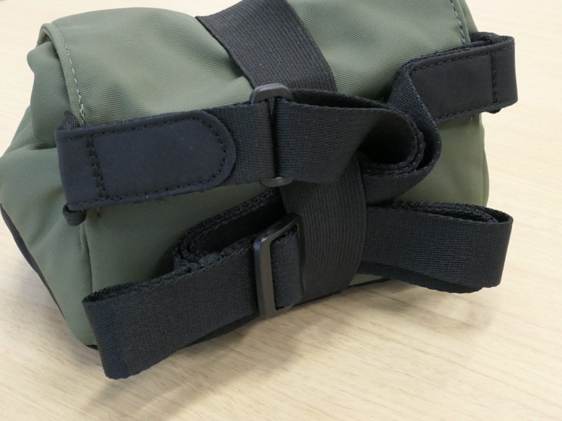 ショルダーストラップを使わない時は、背面にまとめられる。ここもゴムベルトなので、ベルトループとしては使えなそう。