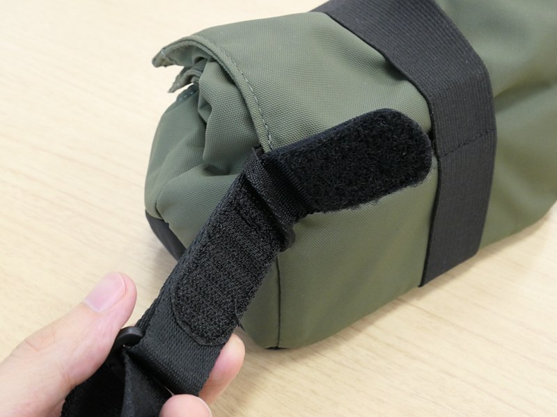 ストラップはベルクロで取り付ける。長さ調節が可能。