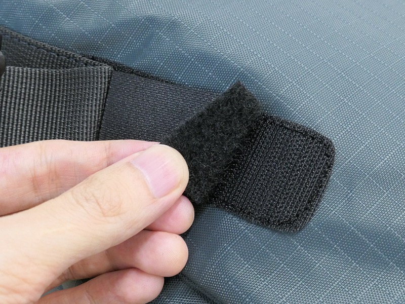 余談。ベルクロ式フラップのベリベリ音が気になるので、ベルクロのオス/メスそれぞれをロールで買ってきて、適当なサイズに切って塞ぐことを思いついた。こうしてベルクロの接触面を小さくすればベリベリ音は小さくなり、フラップを片手でも扱いやすくなる。セキュリティを気にするときには接触面を塞いでいるベルクロを剥がせば、また元通りにベリベリする。