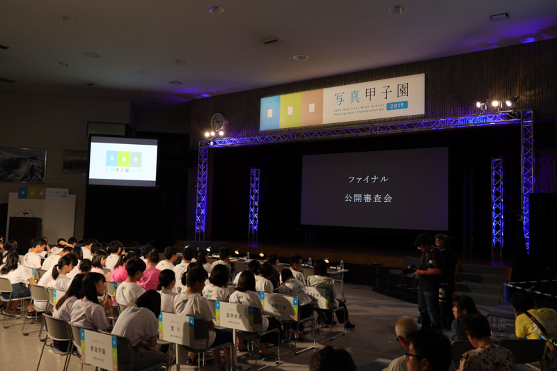 夕刻におこなわれる公開審査会で審査委員からの講評を待つ選手たち。写真はファイナルステージの様子