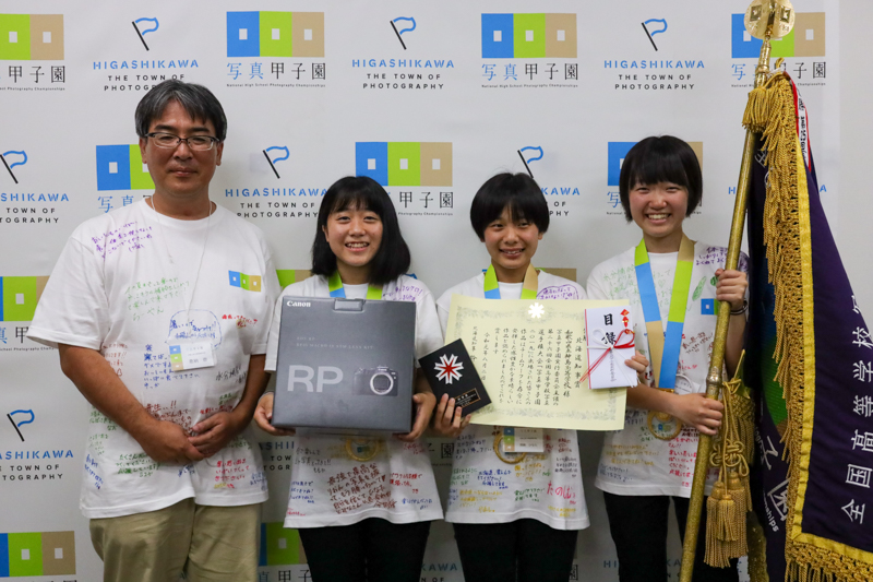 優勝した和歌山県立神島高等学校のメンバー。左から恵納崇さん（写真部顧問）、伏見凛音さん（2年）、岡﨑ひなたさん（2年）、宮﨑美奈さん（3年）