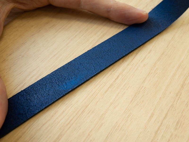 ストラップの裏側。ご覧の通りのシンプルで「生」っぽい造りのため、使い始めはこの裏面からポロポロと革くずが出る。汗をかく季節は、衣服への色移りに注意。