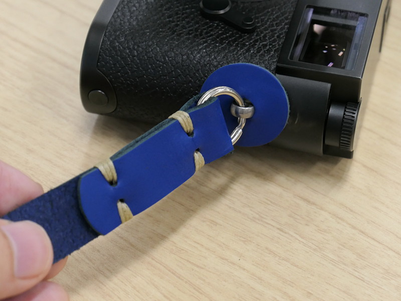 カメラとの取り付け部。リングによる傷付きを防ぐ当て革が付属している。