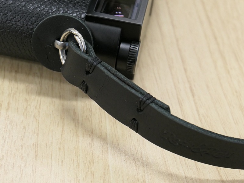 ステッチも黒い糸でブラックアウトさせているのが美しい。