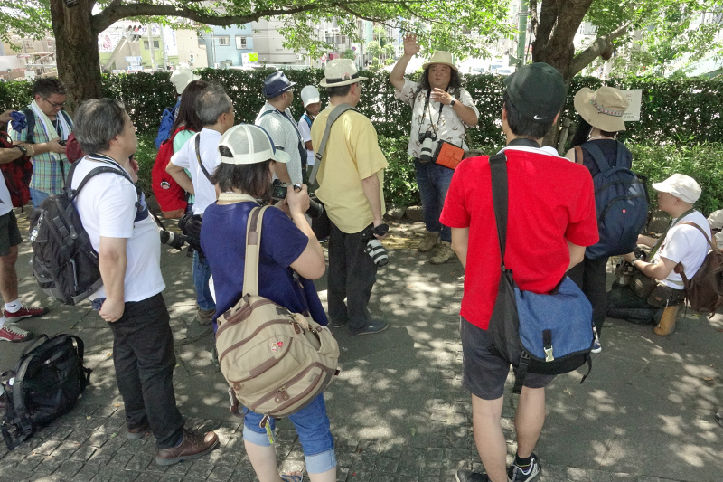 中井精也が参加者へ写真の撮り方をアドバイスする。中井精也への質問もできるので、分からない事はどんどん聞きたい。（写真はいずれも7月に開催した「ゆる鉄画廊写真教室」のもの）