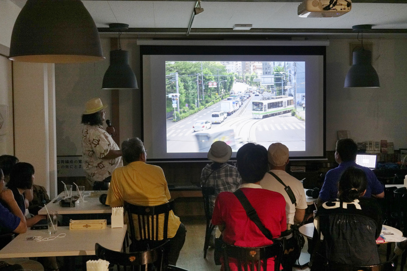 撮影のあとは、最寄りのレンタルスペースで参加者の作品を講評する。自分の作品に対して、中井精也から直接アドバイスが受けられるまたとないチャンスだ。