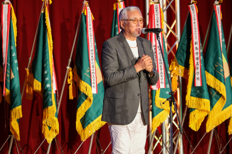 選手を激励する立木義浩氏