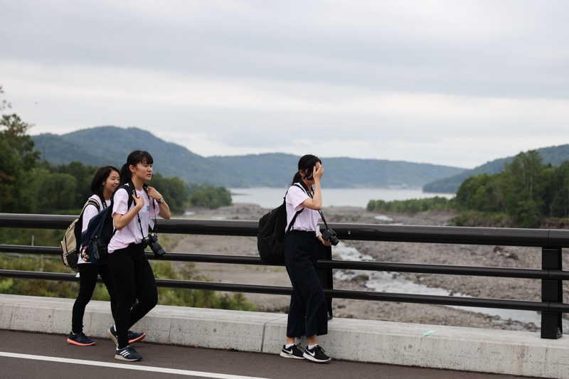 移動は徒歩かバス移動となる。選手たちは広大な撮影地でテーマに即した作品イメージを追い込んで捉えていく